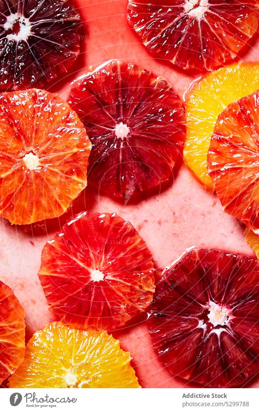 Grapefruit- und Orangenscheiben für die Zubereitung von Cocktails orange Zitrusfrüchte Scheibe frisch Frucht Saft Vitamin Wasser Hintergrund Erfrischung