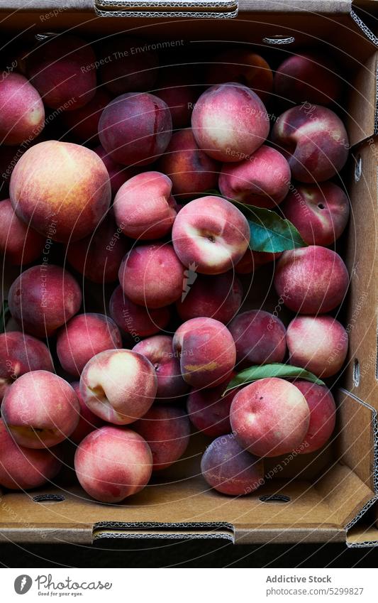 Frische reife Pfirsiche in Kartonschachtel Kasten frisch Haufen Frucht Lebensmittel organisch Vitamin natürlich Schachtel roh lecker Verkaufswagen Gesundheit