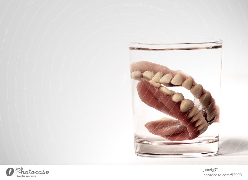 Oma schläft schon. Prothese dritte Wasserglas Zahnarzt Zahnersatz Zahntechniker Ernährung Glas beißen tooth teeth Zähne