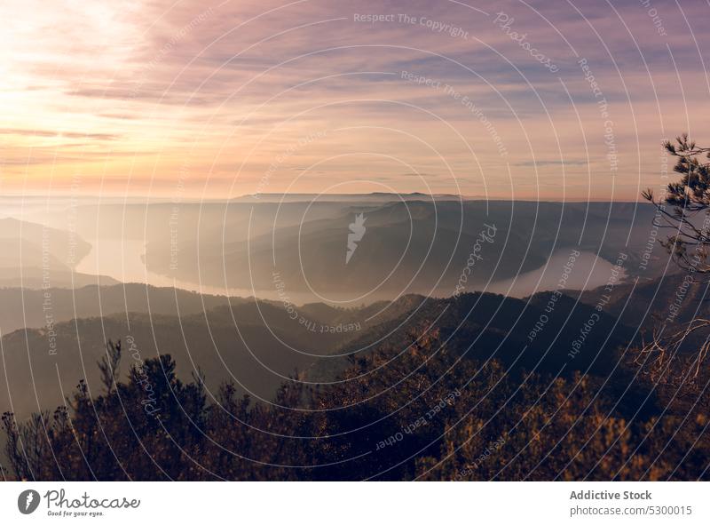 Sonnenuntergangshimmel über Hügeln und Bergen Berge u. Gebirge Himmel Nebel Landschaft Natur Tal hell Hochland malerisch Abend Umwelt almatret Katalonien