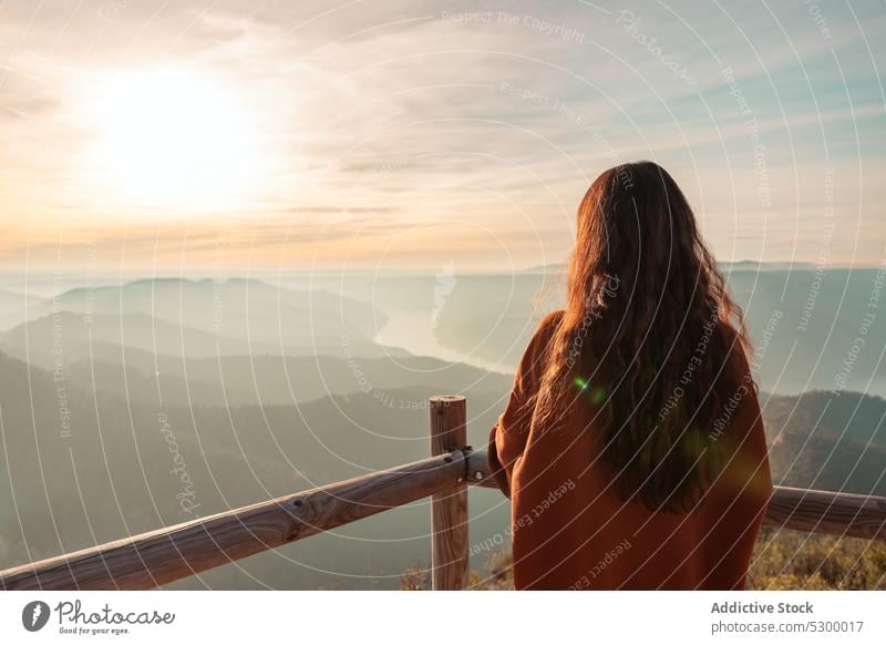 Unbekannte Frau bewundert ein Gebirgstal Sonnenuntergang Berge u. Gebirge Reisender bewundern beobachten Aussichtspunkt Hochland Landschaft erkunden malerisch