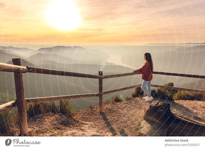 Frau bewundert ein Gebirgstal Sonnenuntergang Berge u. Gebirge Reisender bewundern beobachten Aussichtspunkt Hochland Landschaft erkunden malerisch Himmel