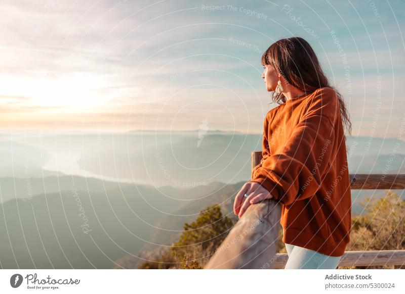 Frau bewundert ein Gebirgstal Sonnenuntergang Berge u. Gebirge Reisender bewundern beobachten Aussichtspunkt Hochland Landschaft erkunden malerisch Himmel