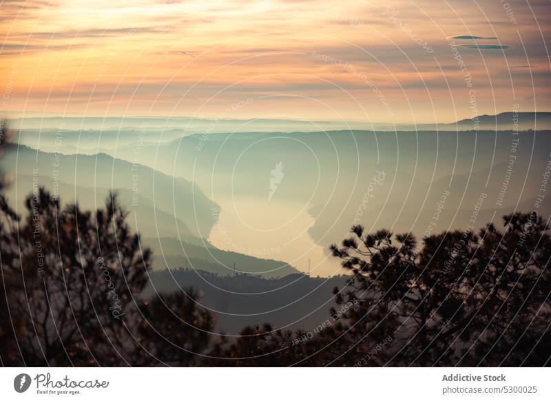 Sonnenuntergangshimmel über Fluss und Bergen Berge u. Gebirge Hügel Himmel Nebel Landschaft Natur Tal hell Hochland malerisch Abend Umwelt almatret Katalonien