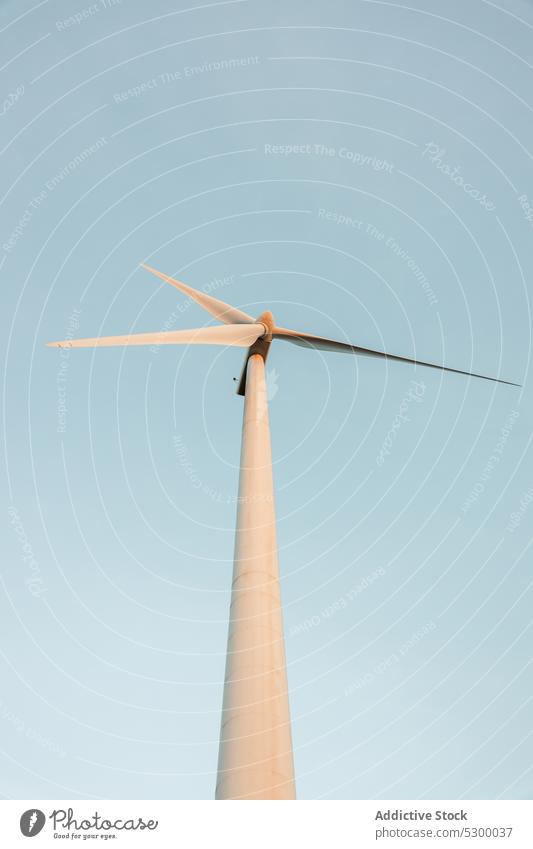 Windmühle gegen wolkenlosen blauen Himmel Natur Konstruktion Außenseite Kraft Struktur Blauer Himmel Umwelt Gebäude Industrie wiederverwendbar Spanien tagsüber