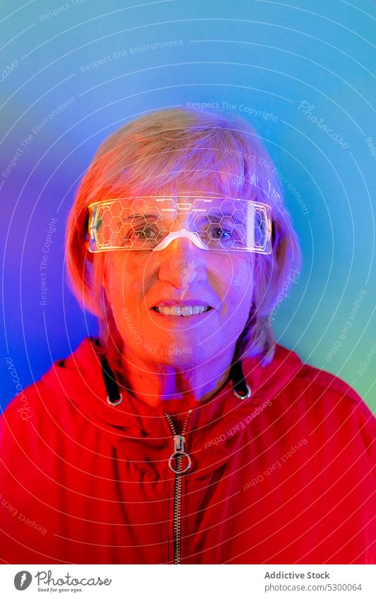 Selbstbewusste ältere Frau mit Brille neonfarbig Hipster Vollbart Porträt ernst Stil selbstbewusst leuchten männlich Senior Licht besinnlich reif hell modern