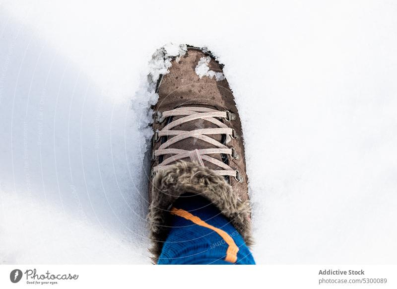 Anonyme Person in Stiefeln auf Schnee Winter kalt Boden Saison Frost Wetter Schuhe Natur gefroren Winterzeit stehen cool Umwelt warme Kleidung Oberbekleidung