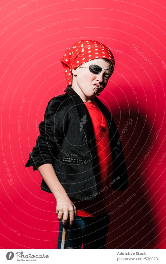 Niedlicher Junge im Piratenkostüm Tracht Kind Stil Uniform selbstbewusst so tun, als ob hell lustig Mut niedlich konfrontierend männlich lebhaft farbenfroh