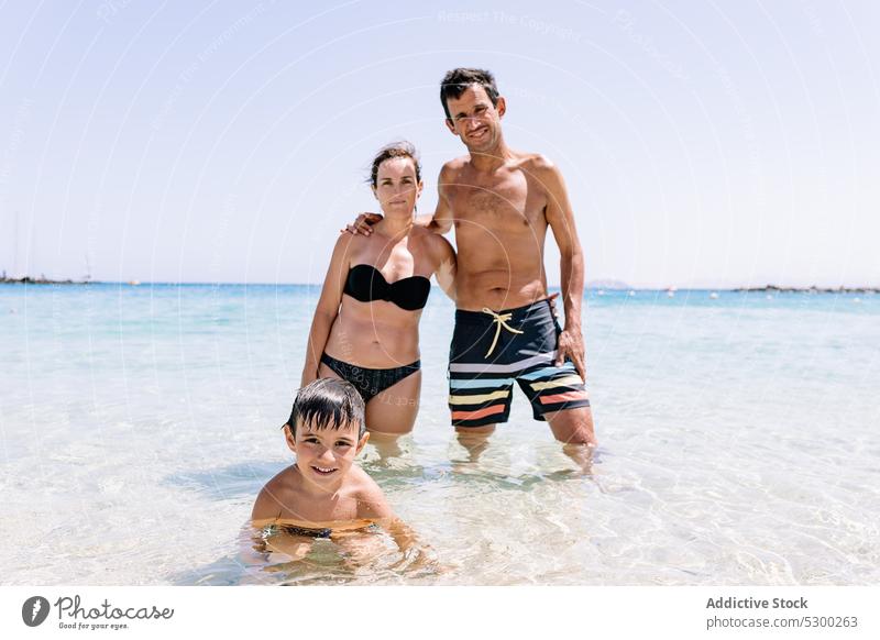 Glückliche Familie mit Spaß am Strand MEER Lächeln Resort Urlaub Sommer Feiertag Badebekleidung im Freien Zusammensein genießen Meer Wochenende Vergnügen