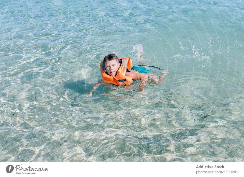 Inhalt Kind schwimmt im Meerwasser Junge schwimmen MEER Wasser Sommer Sauberkeit Feiertag bezaubernd Erholung Resort niedlich sich[Akk] entspannen Kindheit