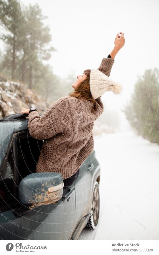 Unbekannte Frau lehnt sich im Winterwald aus dem Autofenster PKW Wald Arm angehoben Schnee Freiheit bennie Fenster Wälder genießen kalt Natur Wochenende Frost