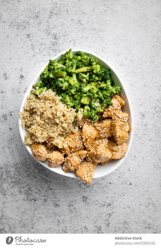 Leckeres Gericht mit gebratenem Huhn und grünem Gemüse Hähnchen Brokkoli Quinoa Schalen & Schüsseln Speise appetitlich geschmackvoll Mahlzeit dienen Ernährung