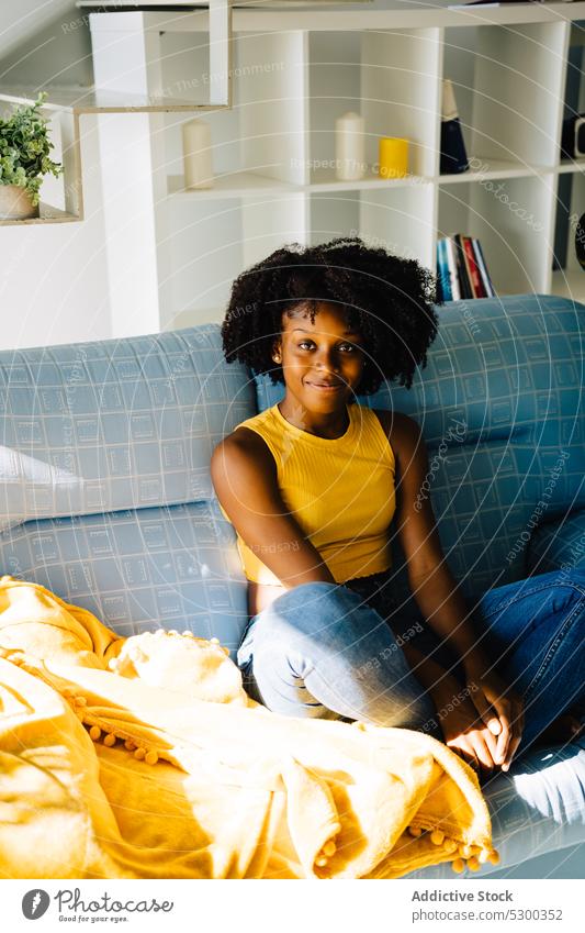 Ruhige schwarze Frau auf Sofa liegend ruhen Inhalt sich[Akk] entspannen genießen heimwärts Lächeln Komfort Afro-Look Liege afroamerikanische Frau lässig