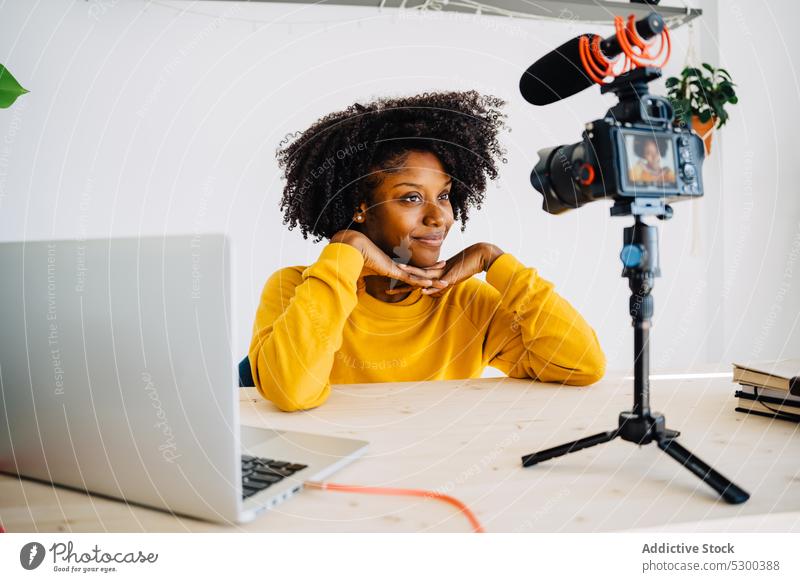 Fokussierte afroamerikanische Frau nimmt Podcast auf Aufzeichnen Blogger Fotokamera Laptop Atelier professionell benutzend Arbeit schießen Mikrofon Fotoapparat