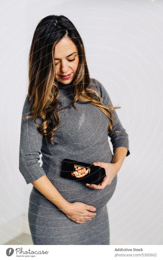 Junge schwangere Frau mit Fötus Foto Bauch Smartphone Girlande glühen warten erwarten Windstille Stil Kleid pränatal Gerät Apparatur Drahtlos Anschluss