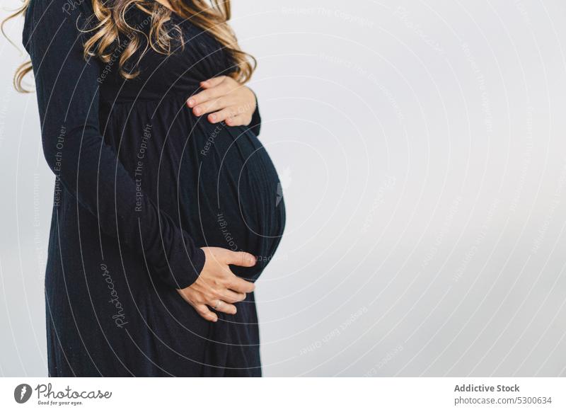 Anonyme ruhige schwangere Frau berührt Babybauch Liebe Streicheln Bauch anfassen warten führen pränatal erwarten jung Unterleib feminin sinnlich Pflege
