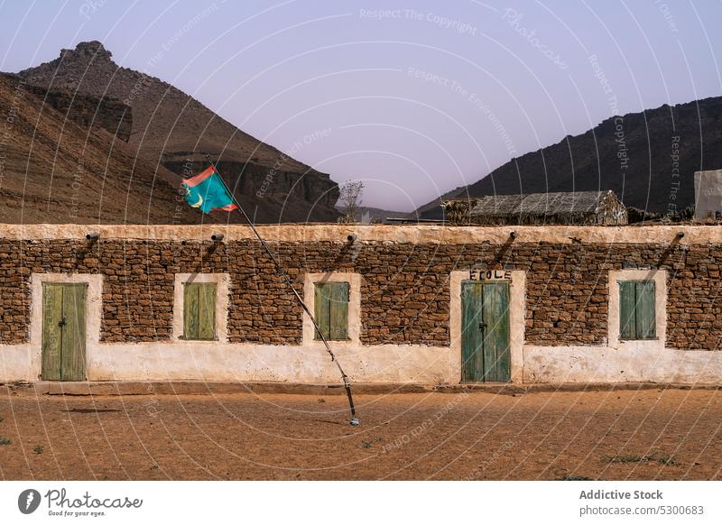 Steingebäude mit Fahne am Mast Gebäude Berge u. Gebirge Architektur alt Fassade schäbig Erbe Außenseite Fenster Mauretanien Sahara gealtert Konstruktion