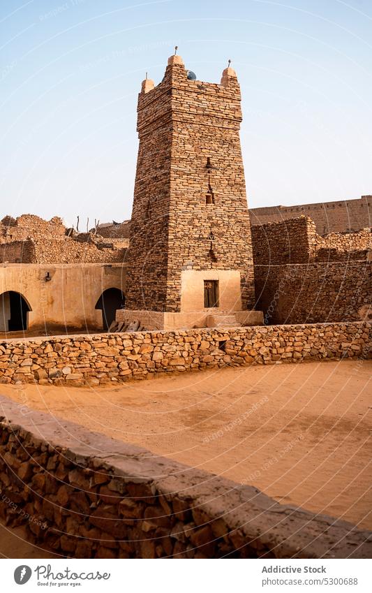 Antike Moschee mit Steinzaun Architektur antik Erbe Kultur historisch Religion Gebäude alt gealtert Islam Sahara Mauretanien Afrika wolkenlos Blauer Himmel