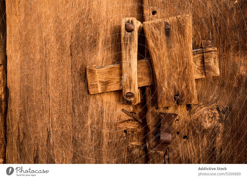 Mittelalterliches Schloss an Holztür antik Tür historisch schäbig hölzern Mechanismus gealtert schließen Sahara Mauretanien Afrika Architektur Konstruktion