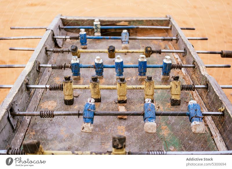 Alter Kickertisch aus Metall mit gelben und blauen Spielfiguren Fußball spielen Miniatur Figur alt Rust Sahara Mauretanien Afrika Bar Spieler altmodisch