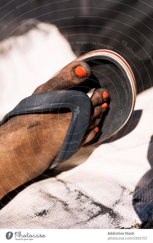 Crop schmutzig weiblichen Fuß in Flip-Flops Frau Pediküre dreckig Bein Sommer Schuhe tagsüber nageln Schmutz orange hell Nagellack Sahara Mauretanien Afrika Zeh