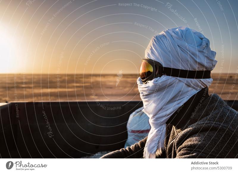 Mauretanischer Mann mit traditionellem Kopftuch in der Wüste wüst Schutzbrille Sonnenuntergang behüten Tradition Reisender männlich Sicherheit Abenteuer