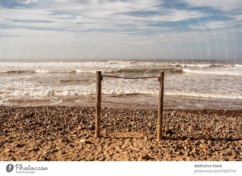Sandstrand mit Holzpfählen vor wogendem Meer Strand winken MEER Küste Mast wolkig schäumen Himmel hölzern Ufer Natur Mauretanien Sahara Wasser malerisch