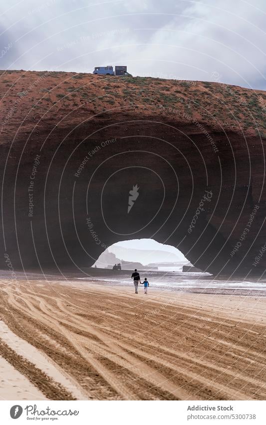 Unbekannte Reisende wandern durch die Sandwüste Menschen Reisender Spaziergang Brücke Natur Landschaft Himmel Tourismus Stein Zusammensein reisen Mauretanien