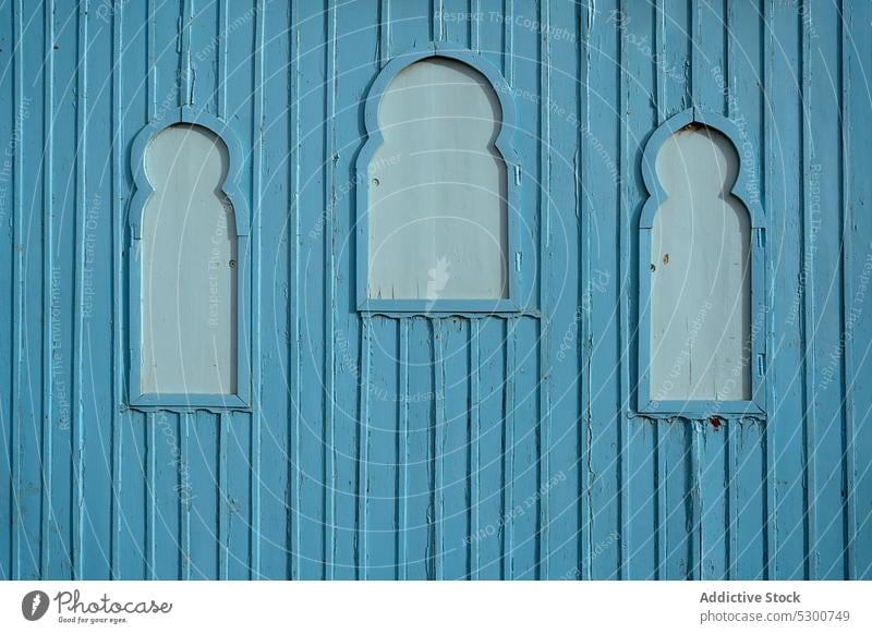 Blaue Holzwand mit Fenstern Wand Schiffsplanken Gebäude Straße dekorativ hölzern Textur Panel Holzplatte schäbig blau Mauretanien Farbe Nutzholz Hintergrund alt