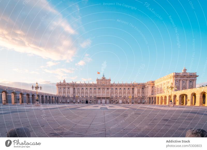 Majestätischer Palast mit Säulen und Bögen Architektur historisch Gebäude Durchgang Außenseite Spalte Sightseeing Großstadt Bogen gewölbt Madrid Spanien Erbe