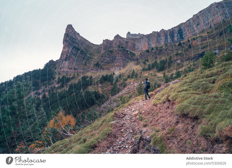 Reisender fotografiert felsige Berge, während er am Hang steht Mann fotografieren Berge u. Gebirge bewundern Natur Berghang Tourismus reisen Umwelt Odese