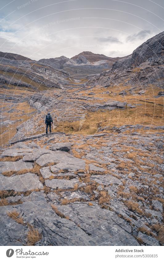 Wanderer in einem felsigen Tal in der Nähe von Bergen Mann Spaziergang Reisender Gelände Berge u. Gebirge Natur rau Trekking Odese pyrenäen von huesca Spanien