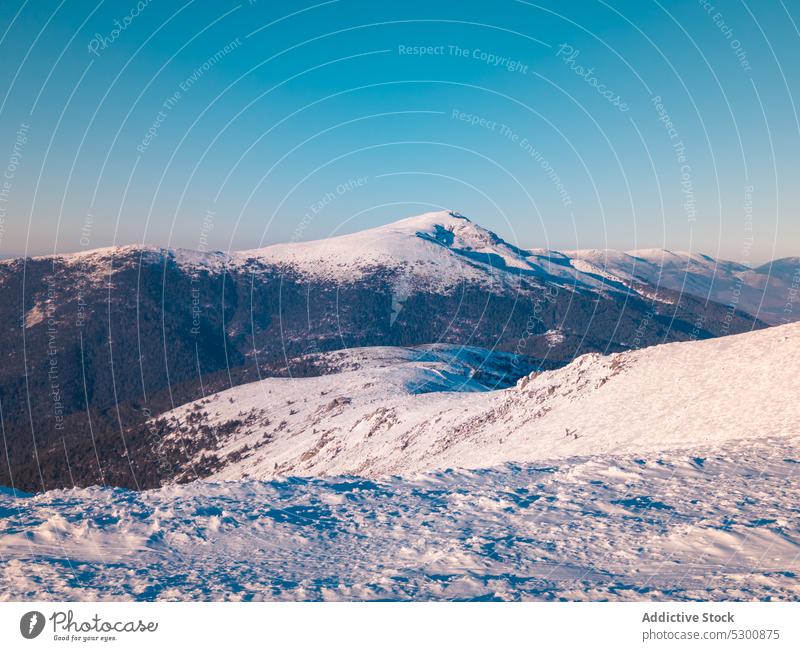 Verschneite Berge vor blauem Himmel Winter Ambitus Berge u. Gebirge Landschaft Schnee Natur Hügel Hochland kalt Blauer Himmel malerisch Gipfel