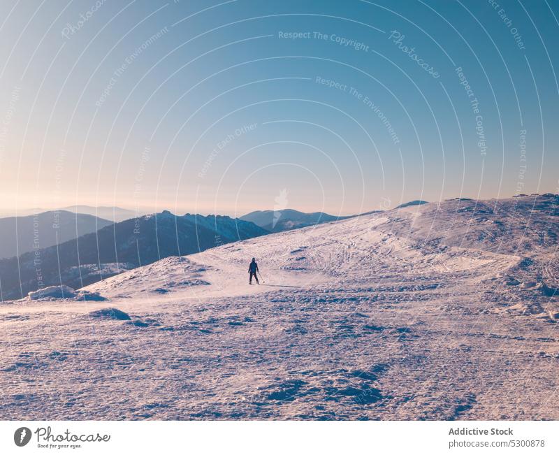 Unbekannter Reisender auf verschneitem Berg Berge u. Gebirge Spaziergang Schnee Kamm Winter Tourist erkunden Natur kalt Ausflug Ambitus Hochland wolkenlos