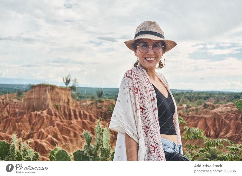 Positiv eingestellter Reisender in der Wüste Frau Glück Lächeln wüst Liebe Strohhut Tourist Urlaub Tatacoa-Wüste Kolumbien heiter Brille genießen Lebensmitte
