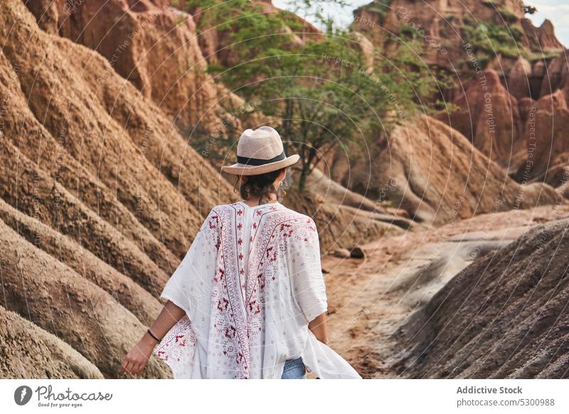 Anonyme Frau bewundert spektakuläre Aussicht in der Wüste Reisender wüst Hügel Kaktus Landschaft bewundern Spaziergang erstaunlich tatacoa Kolumbien Tourismus