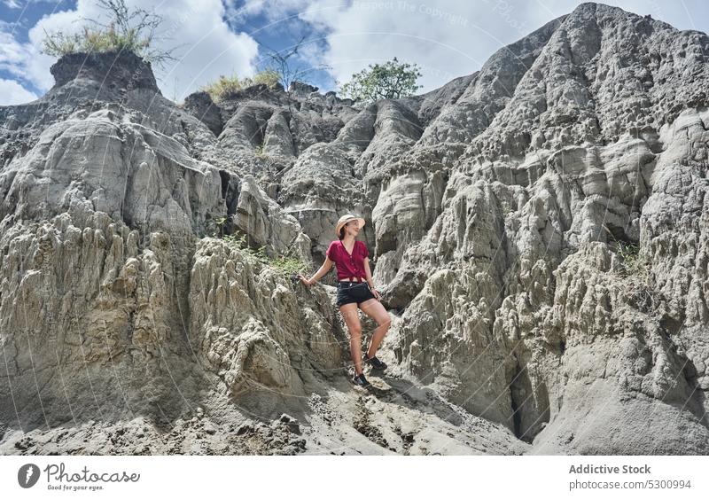 Frau mit Hut bewundert die malerische Landschaft der Wüste Reisender wüst Sandstein Schlucht Hügel bewundern Wanderung Kolumbien tatacoa Tourismus Abenteuer