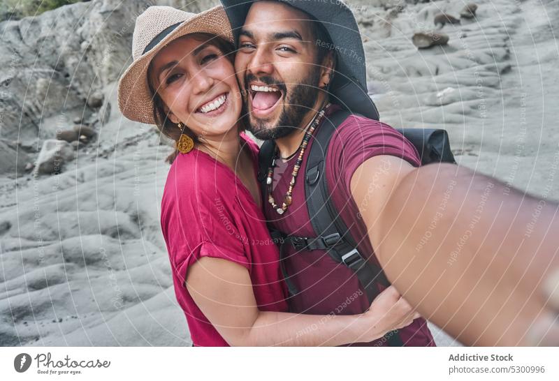 Glückliches Paar macht Selfie in der Schlucht Tourist Selbstportrait tatacoa wüst Kolumbien Smartphone Freund Freundin Umarmung Umarmen fotografieren Moment