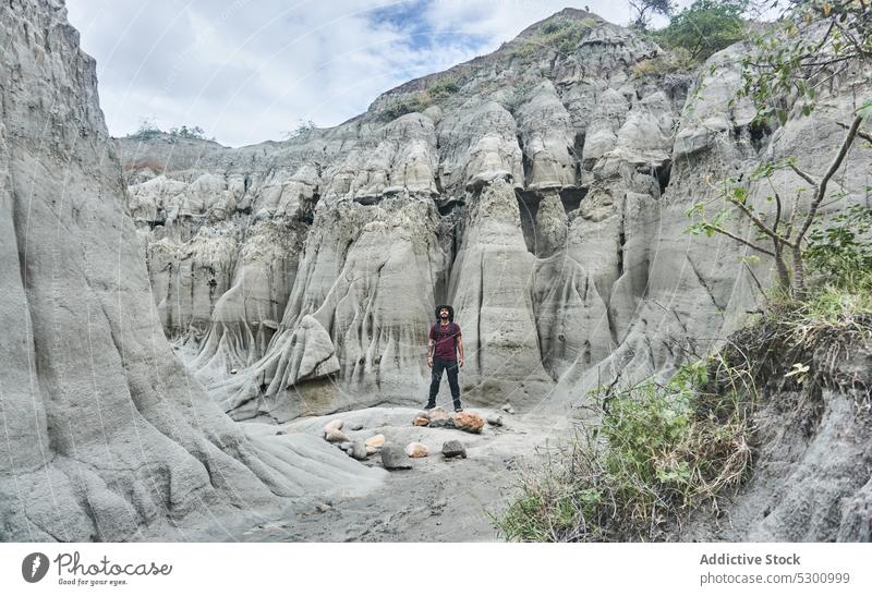 Mann steht in felsiger Schlucht Reisender wüst Wanderung spektakulär malerisch atemberaubend Kolumbien stehen bewundern männlich tatacoa Tourismus Abenteuer
