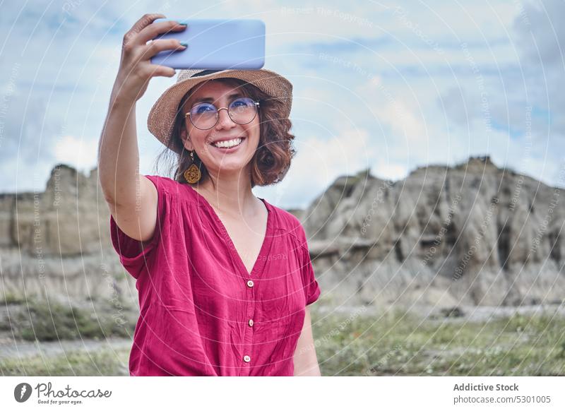 Fröhliche Frau nimmt Selfie auf Handy in der Wüste Reisender Berge u. Gebirge Smartphone trendy Glück Natur Urlaub Tatacoa-Wüste Kolumbien Sommer reisen
