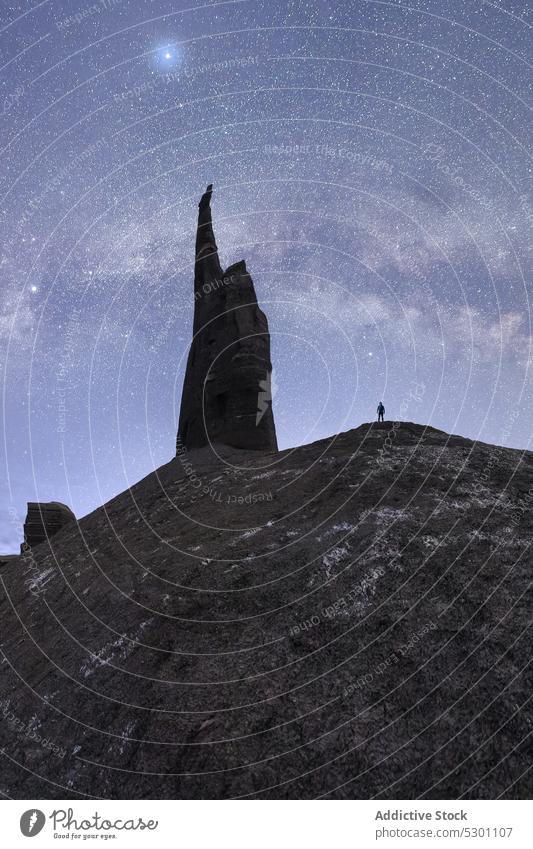 Unbekannter Reisender unter dem Sternenhimmel der Milchstraße Tourist sternenklar Nacht Felsen Milchstrasse erkunden Natur Stein Astronomie wüst Himmel