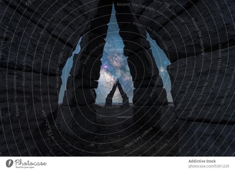 Felsformation unter dem Himmel der Milchstraße sternenklar Sightseeing Stern Astronomie felsig Formation Ausflug Kunsthenge raufarhofn Island Europa malerisch
