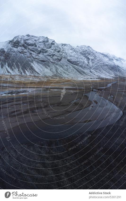 Fluss und Feuchtgebiete in einem verschneiten Bergtal Schnee Winter Berge u. Gebirge Tal Natur Eis kalt Island Umwelt Landschaft gefroren Frost Wetter Saison
