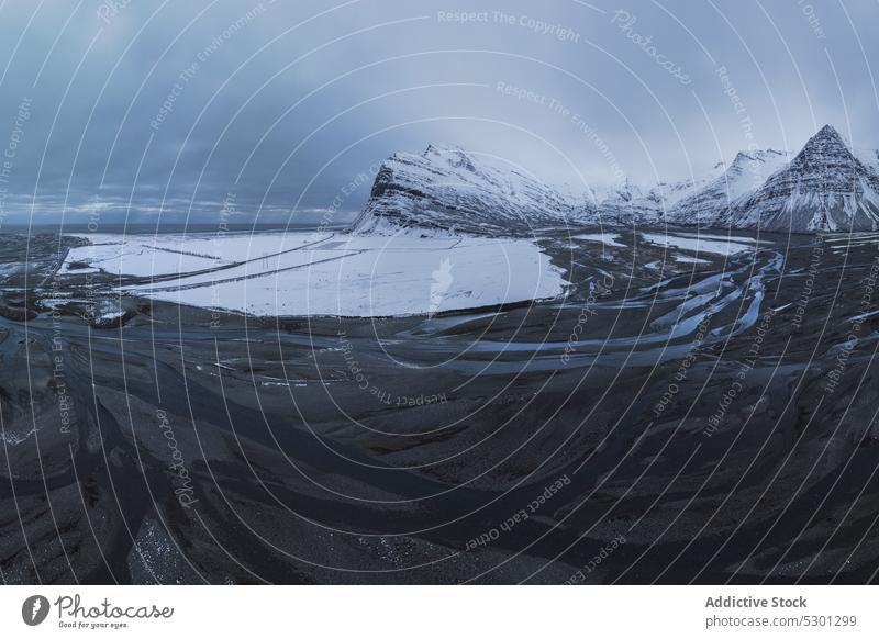 Fluss und Feuchtgebiete in einem verschneiten Bergtal Schnee Winter Berge u. Gebirge Tal Natur Eis kalt Island Umwelt Landschaft gefroren Frost Wetter Saison