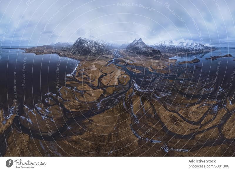 Ozean und Feuchtgebiete im verschneiten Tal Berg Fluss Meer Schnee MEER Winter Berge u. Gebirge Natur Eis kalt Island Landschaft gefroren Frost Wetter Saison