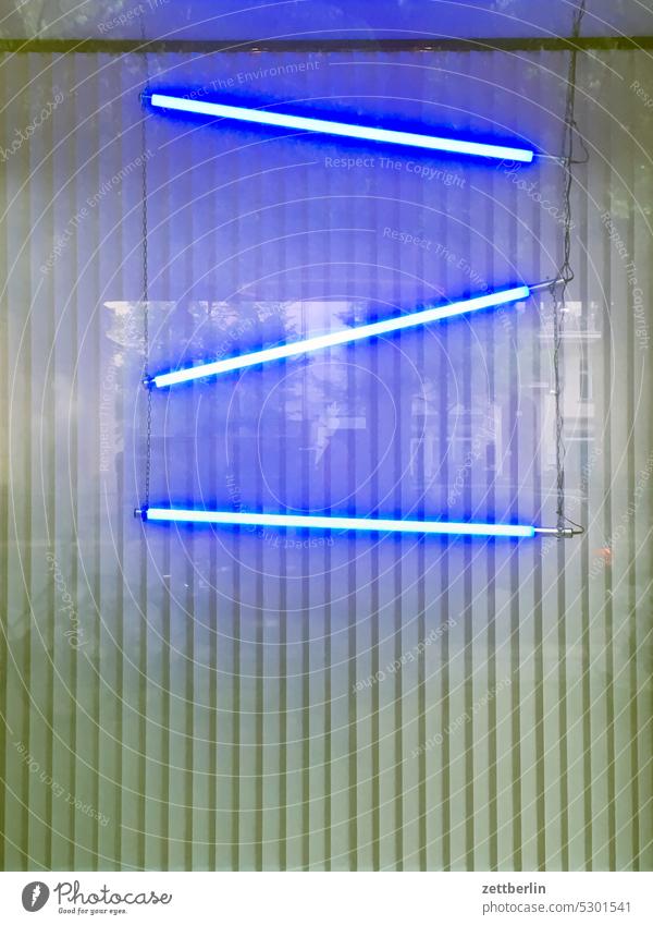Drei Neonröhren architektur berlin büro city deutschland fassade fenster froschperspektive gebäude hauptstadt haus himmel hochhaus innenstadt kiez leben licht