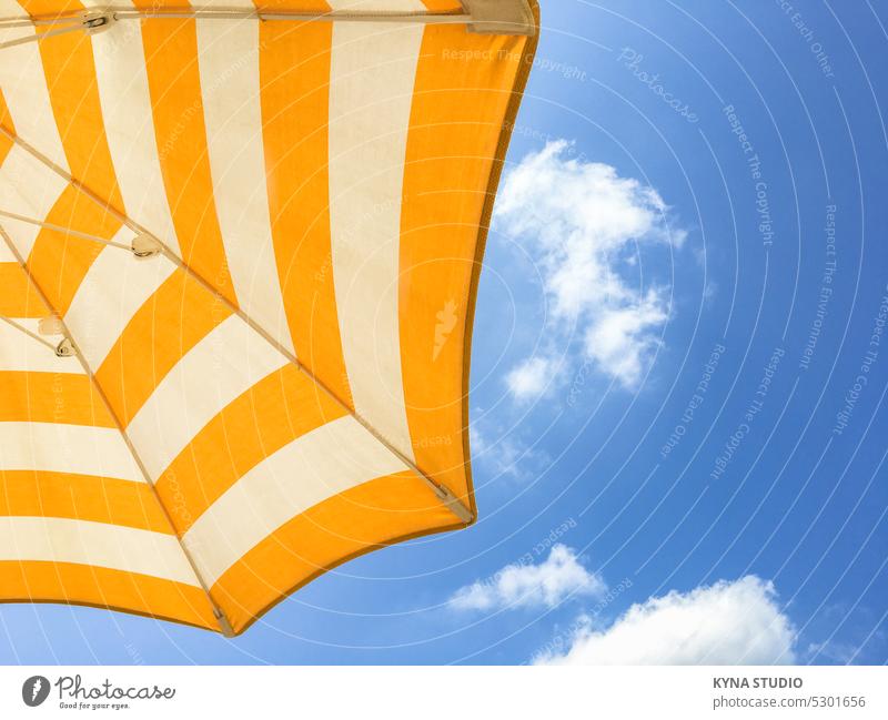 Sonnenschirm im Freien Hintergrund Strand schön blau hell Wolken Wolken Himmel Farbe farbenfroh Konzept Detailaufnahme Mode Feiertag heiß Landschaft Freizeit