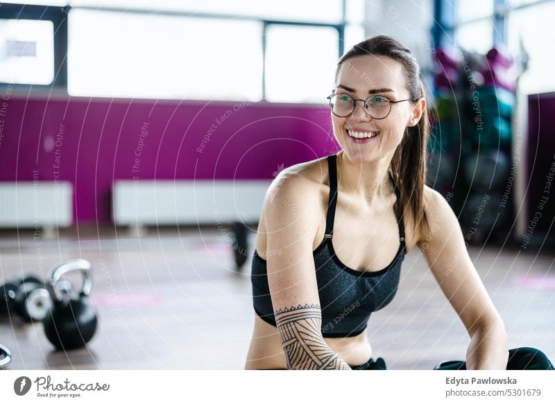 Porträt einer sportlichen jungen Frau in einer Turnhalle Wellness Wohlbefinden Bodybuilder Heben Bizeps Muskeln Curl-Hantel Bodybuilding Menschen muskulös