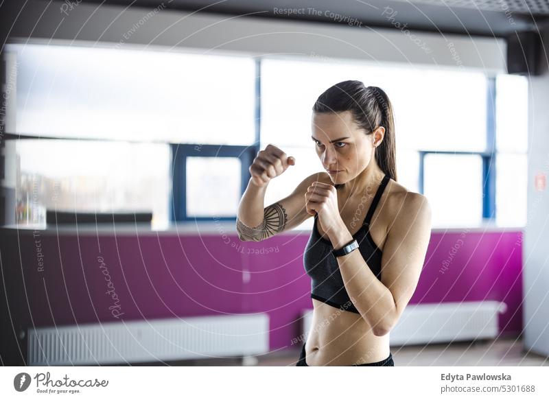 Porträt einer jungen Frau beim Boxen in einer Turnhalle Wellness Wohlbefinden Bodybuilder sportlich Heben Bizeps Muskeln Curl-Hantel Bodybuilding Menschen