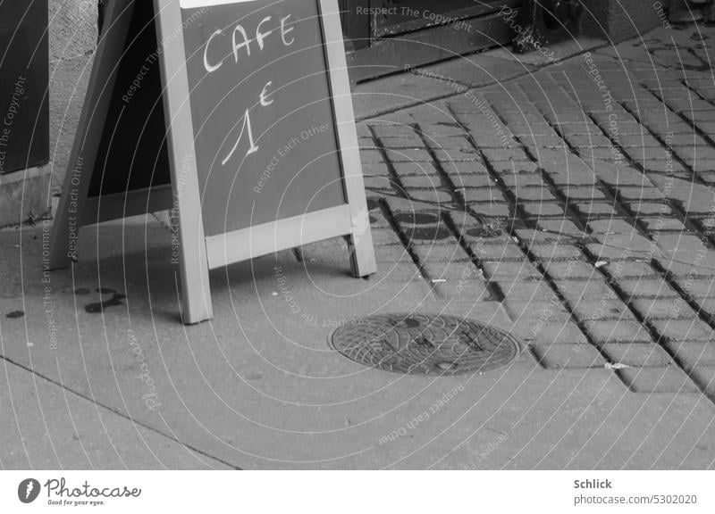 Paris ! Straße Schild Tafel Kaffee billig straßenkaffee Asphalt Text Schrift Schwarzweißfoto Gullydeckel Eingang Street Schilder & Markierungen Außenaufnahme